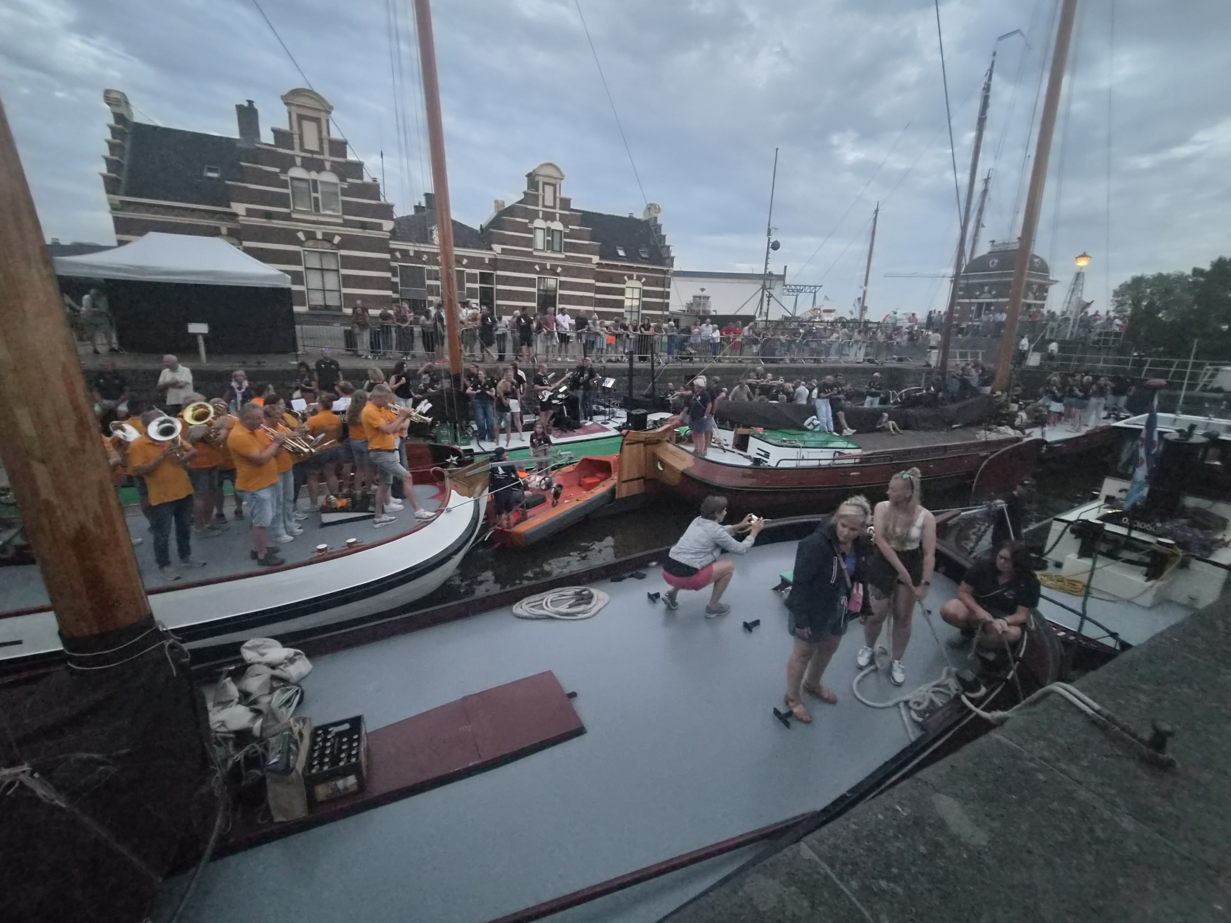 Gezelligheid in de sluis tot na zonsondergang